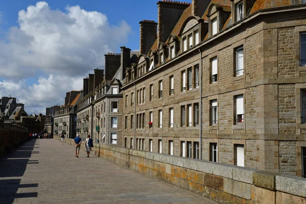 Saint Malo; França - 28 de julho de 2019: a pitoresca cidade — Fotografia de Stock