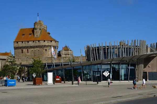 Saint Malo; França - 28 de julho de 2019: cidade pitoresca no verão — Fotografia de Stock