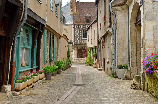 Chateaudun; Francie-červen 30 2019: staré městské centrum — Stock fotografie