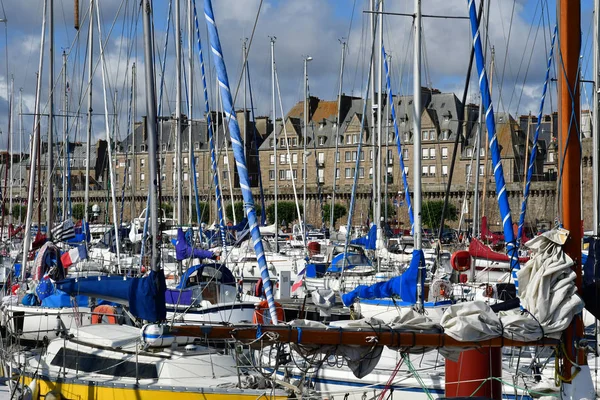 Saint Malo; Francia - 28 luglio 2019: pittoresca città d'estate — Foto Stock