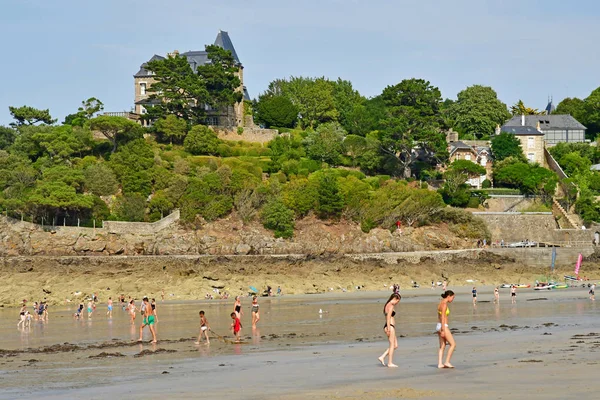 Na Dinard; Francie-Červenec 23 2019: pláž — Stock fotografie