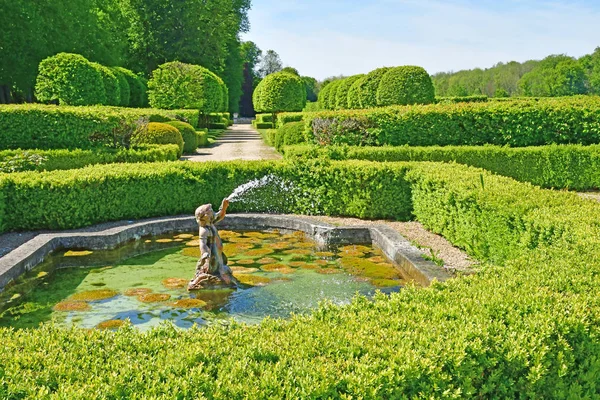 Villarceaux, Francia - 15 de mayo de 2019: castillo histórico — Foto de Stock