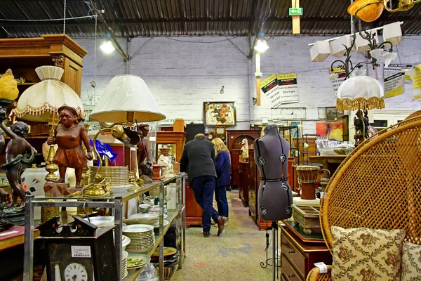 Meulan en Yvelines; Fransa - 9 Haziran 2019: bric a brac — Stok fotoğraf