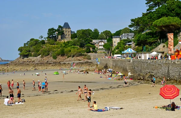 Na Dinard; Francie-Červenec 23 2019: pláž — Stock fotografie