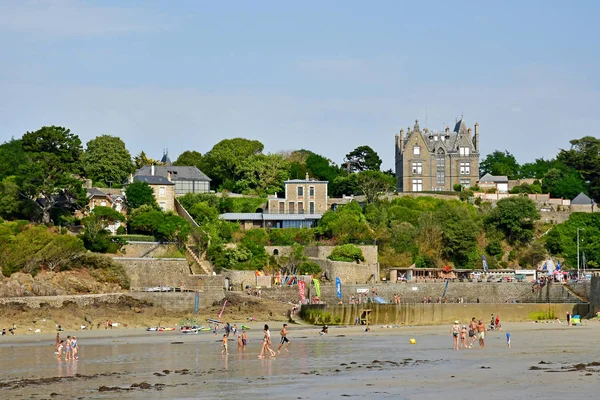 Dinard Frankrijk-juli 23 2019: pittoreske stad in de zomer — Stockfoto