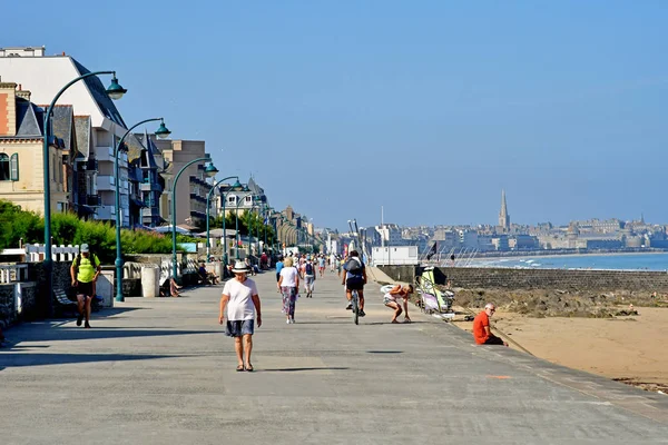 Saint Malo; Francia - 28 de julio de 2019: la playa de Sillon — Foto de Stock