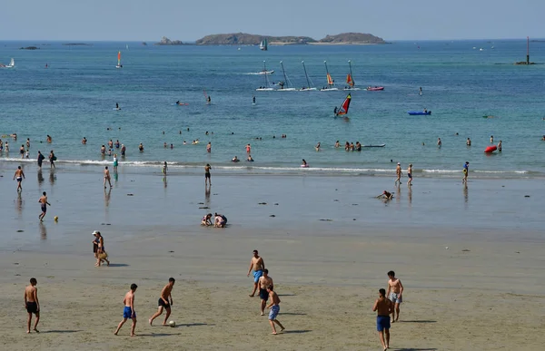 Dinard Frankrijk-juli 23 2019: strand — Stockfoto