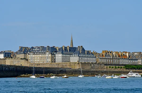 Saint Malo; Frankrike-juli 28 2019: den pittoreska staden — Stockfoto
