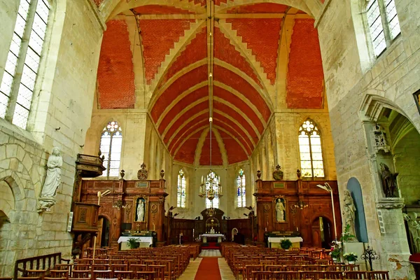 Ecouis, France - 10 juillet 2019 : la collégiale construite entre — Photo