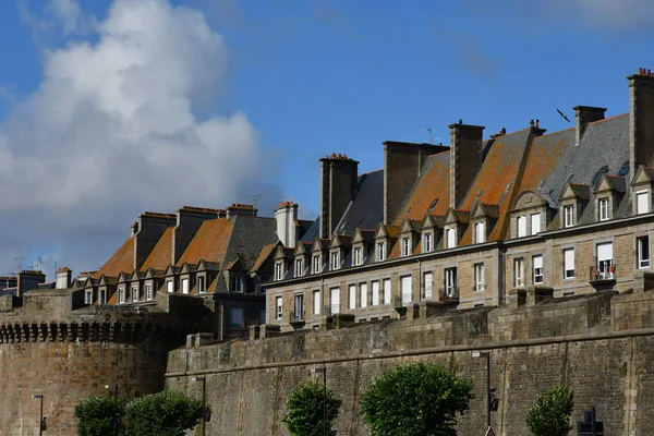 Saint-Malo; Francie-červenec 28 2019: malebné město v létě — Stock fotografie