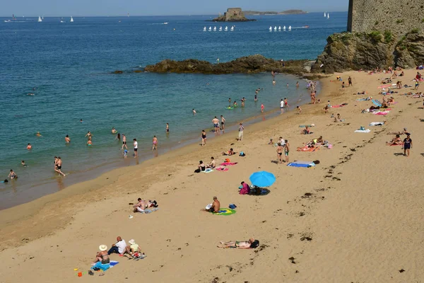 Saint Malo; Francia - 28 luglio 2019: spiaggia della pittoresca città — Foto Stock