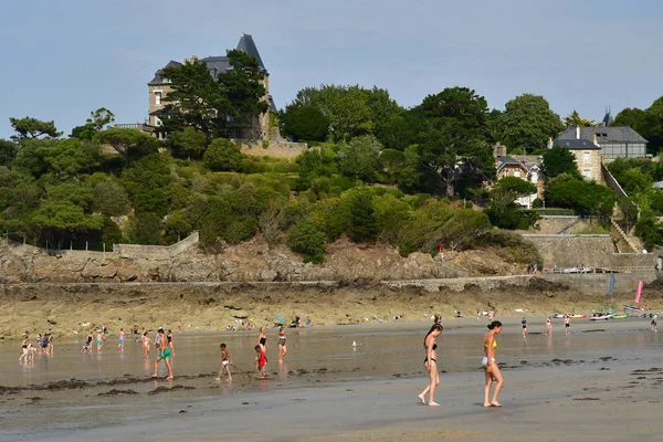 Na Dinard; Francie-Červenec 23 2019: pláž — Stock fotografie