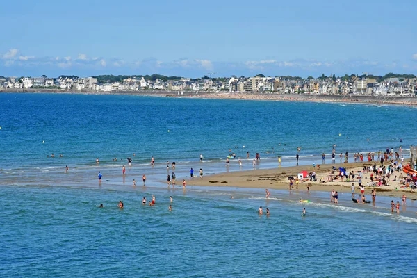 Saint Malo; Ranska - heinäkuu 28 2019: viehättävä kaupunki kesällä — kuvapankkivalokuva