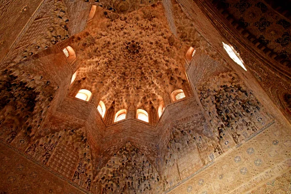 Granada Spanien-augusti 27 2019: Alhambra Palace — Stockfoto