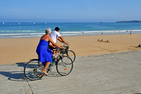 Saint Malo; Francia - 28 de julio de 2019: la playa de Sillon — Foto de Stock