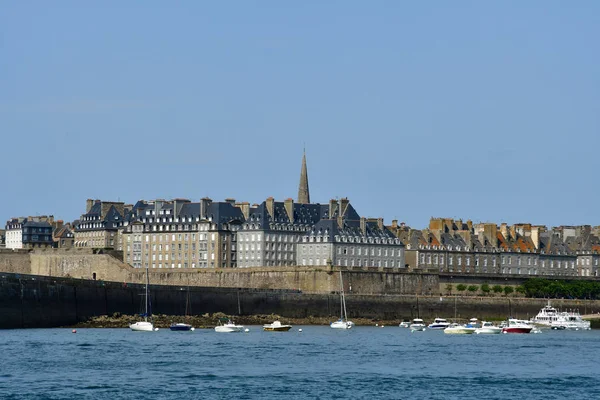 Saint Malo; Frankrike-juli 28 2019: den pittoreska staden — Stockfoto