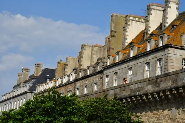 Saint Malo; Francia - 28 de julio de 2019: la pintoresca ciudad — Foto de Stock