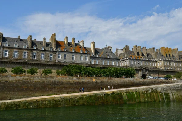 Saint Malo; Frankrike-juli 28 2019: pittoresk stad i sommar — Stockfoto