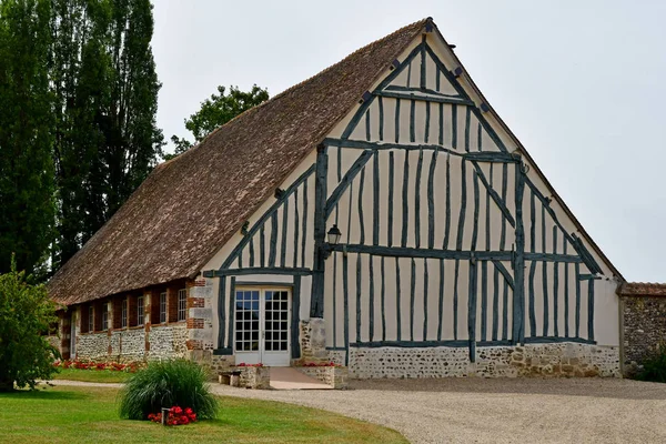 V ohrožení; Francie-červenec 19 2019: La Grange de Bourgoult, OL — Stock fotografie