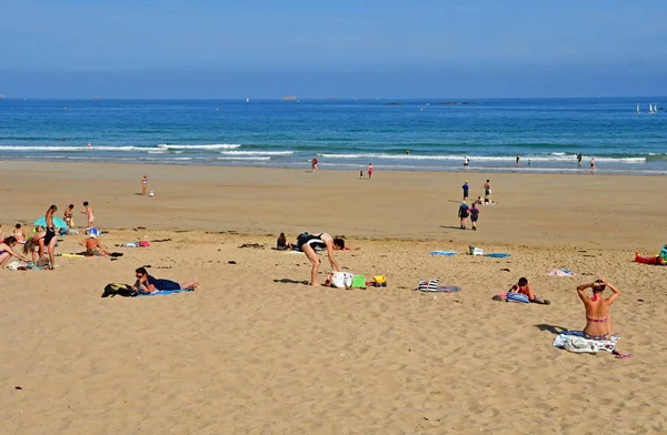 Szent Malo; Franciaország-július 28 2019: The Sillon Beach — Stock Fotó