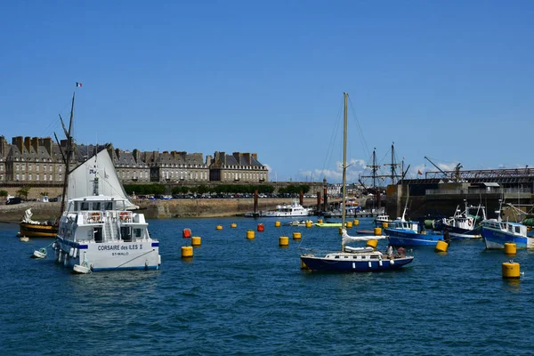 Saint Malo; Frankrike-juli 28 2019: pittoresk stad i sommar — Stockfoto