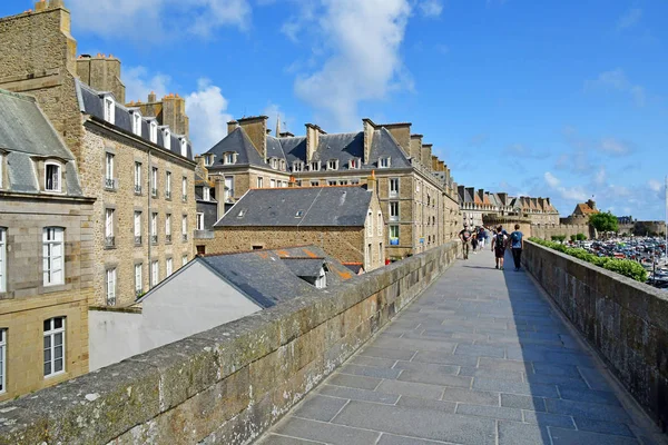 Saint Malo; Francia - 28 de julio de 2019: pintoresca ciudad en verano —  Fotos de Stock