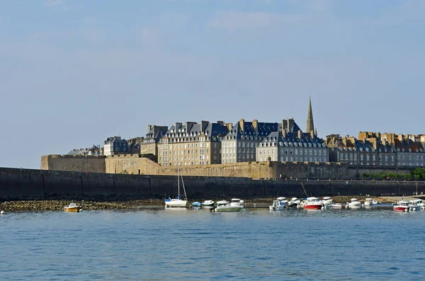 Saint Malo; França - 28 de julho de 2019: a pitoresca cidade — Fotografia de Stock