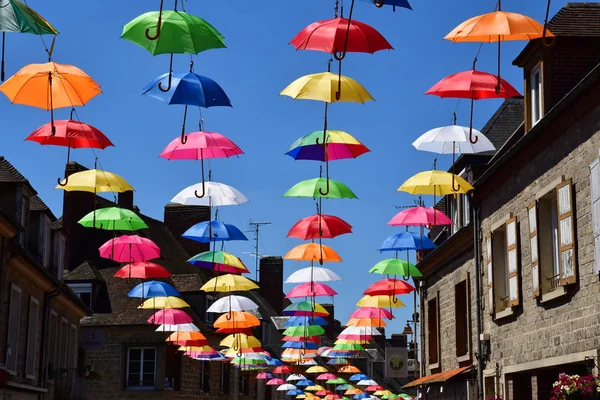 Les Andelys; Frankrijk-juli 2 2019: paraplu's in een straat — Stockfoto