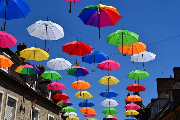 Les Andelys ; France - 2 juillet 2019 : parasols dans une rue — Photo