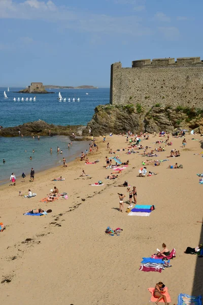 Saint Malo; Frankrike - 28 juli 2019: stranden i den pittoreska staden — Stockfoto