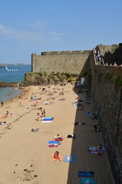 Saint Malo; Frankrike-juli 28 2019: stranden i den pittoreska CIT — Stockfoto