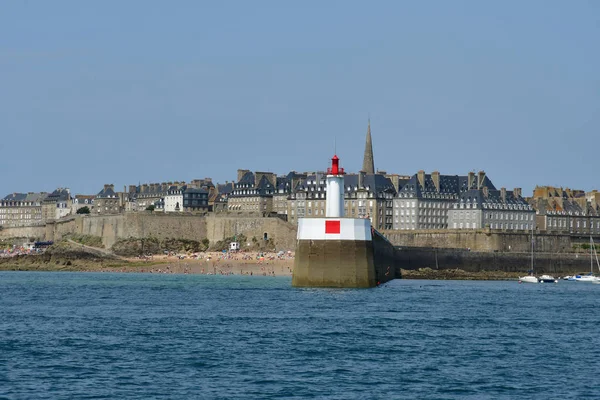 Saint-Malo; Francie-červenec 28 2019: malebné město v létě — Stock fotografie