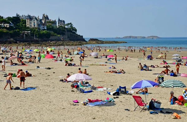 Na Dinard; Francie-Červenec 23 2019: pláž — Stock fotografie