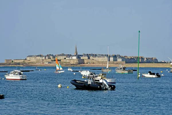 Saint Malo; Francja-Lipiec 28 2019: malownicze miasto w lecie — Zdjęcie stockowe