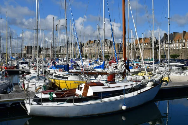 Saint Malo; Francja-Lipiec 28 2019: malownicze miasto w lecie — Zdjęcie stockowe