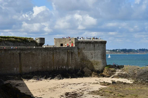 Saint Malo; Frankrike-juli 28 2019: den pittoreska staden — Stockfoto