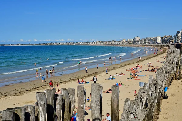 Saint Malo; Ranska - heinäkuu 28 2019: viehättävä kaupunki kesällä — kuvapankkivalokuva