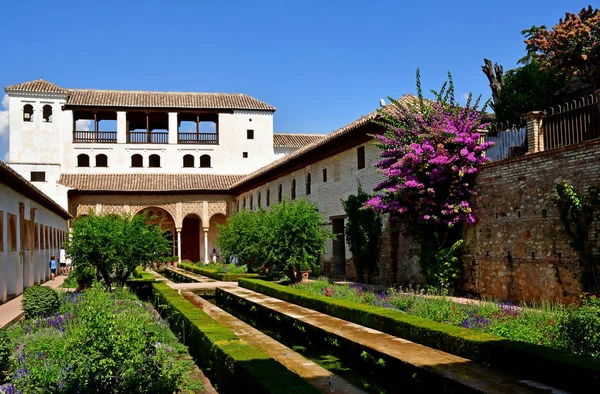 Granada; İspanya - 27 Ağustos 2019 : Alhambra sarayı — Stok fotoğraf