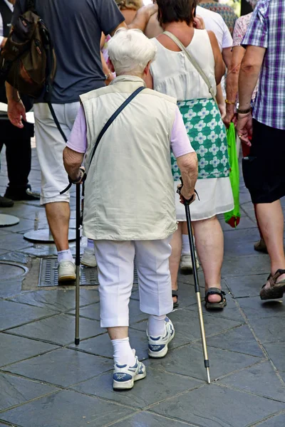 Granada Spanje-augustus 27 2019: oude vrouw — Stockfoto