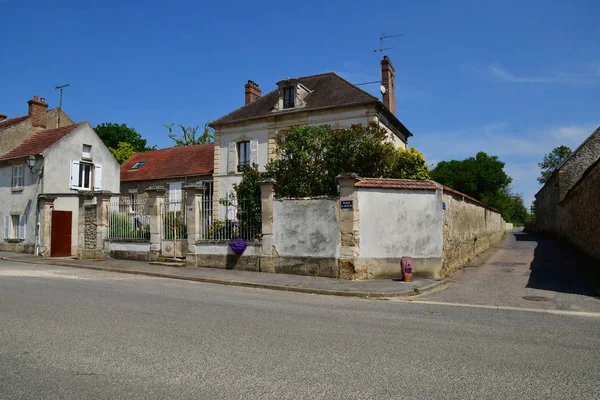 Avernes, Frankrijk-mei 24 2019: dorpscentrum — Stockfoto