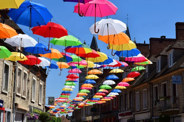 Les Andelys; França - 2 de julho de 2019: guarda-chuvas em uma rua — Fotografia de Stock