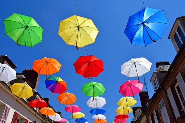 Les Andelys ; France - 2 juillet 2019 : parasols dans une rue — Photo