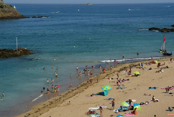 Saint Malo; Frankrike-juli 28 2019: stranden i den pittoreska CIT — Stockfoto