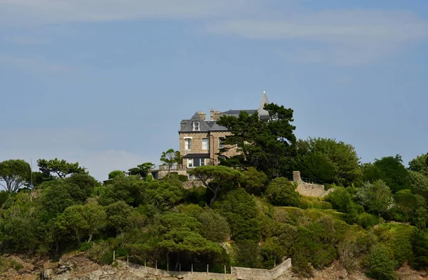 Na Dinard; Francie-Červenec 23 2019: malebné město v létě — Stock fotografie