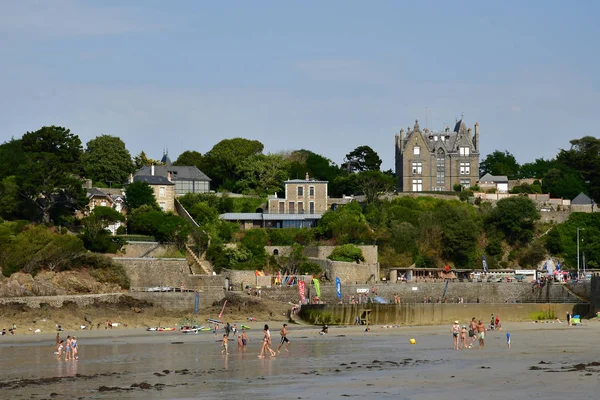 Dinard Frankrijk-juli 23 2019: pittoreske stad in de zomer — Stockfoto