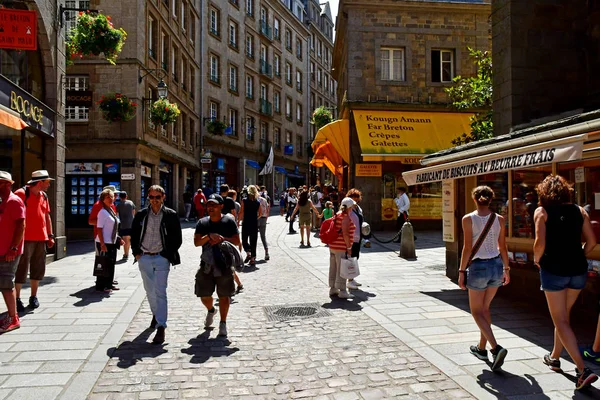 Saint Malo; Francia - 28 de julio de 2019: pintoresca ciudad en verano — Foto de Stock