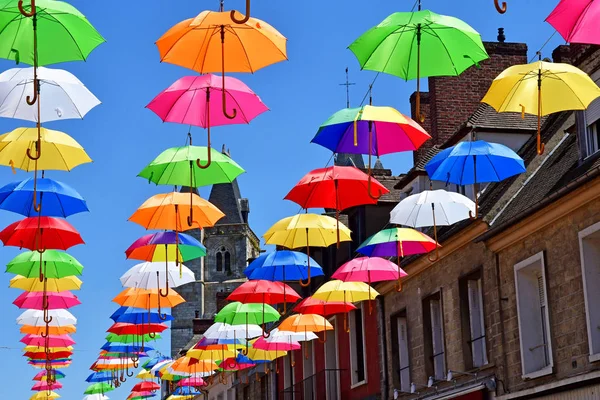 Les Andelys ; France - 2 juillet 2019 : parasols dans une rue — Photo