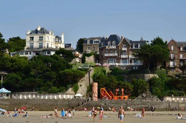 Na Dinard; Francie-Červenec 23 2019: pláž — Stock fotografie