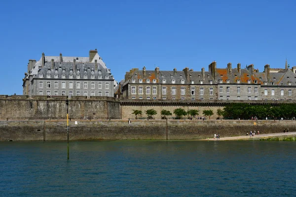 Saint Malo; Francja-Lipiec 28 2019: malownicze miasto w lecie — Zdjęcie stockowe