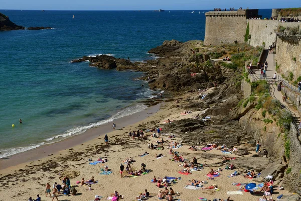 Saint Malo; Frankrike-juli 28 2019: pittoresk stad i sommar — Stockfoto